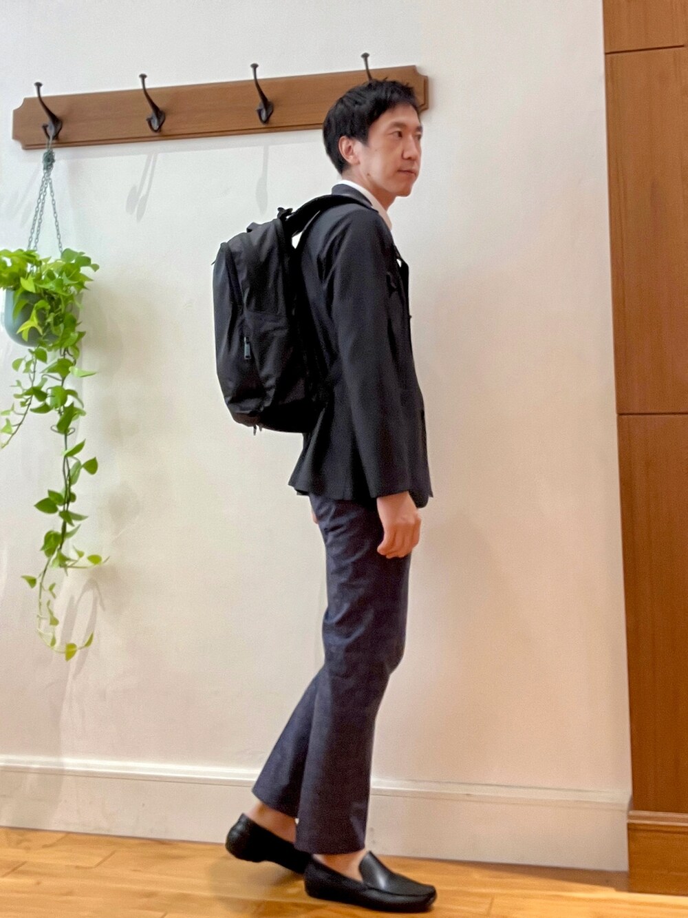 ブラック系のバックパック/リュック、グレー系のテーラードジャケット、ブルー系のシャツ/ブラウスを着用したメンズの夏コーディネートの6枚目の写真