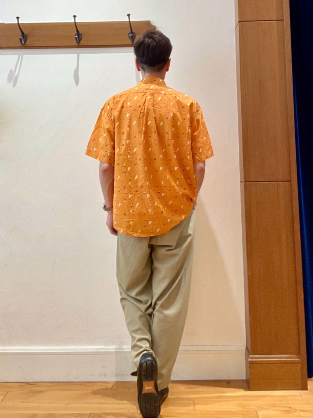 オレンジ系のシャツ/ブラウス、ホワイト系のTシャツ/カットソー、ブラウン系のサングラスを着用したメンズの夏コーディネートの5枚目の写真