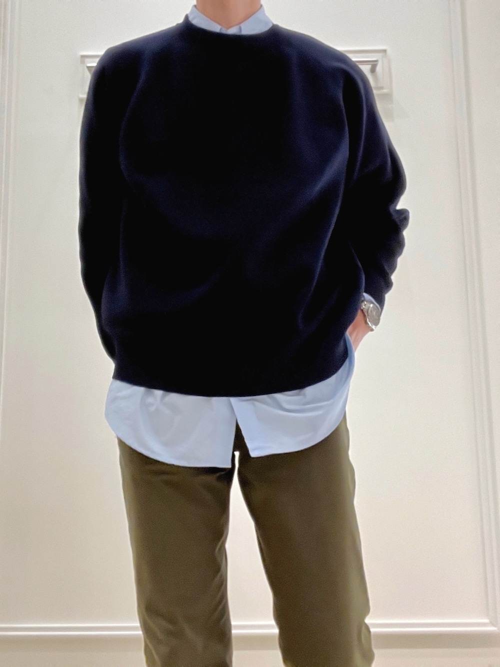 ブルー系のシャツ/ブラウス、ブルー系のニット/セーターを着用したメンズの冬コーディネートの8枚目の写真