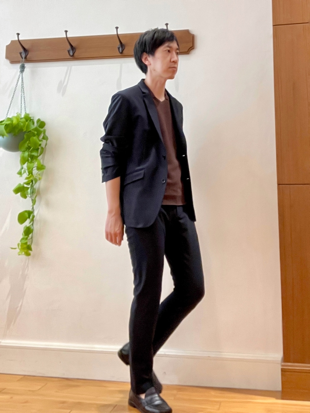 ブルー系のテーラードジャケット、ブルー系のその他パンツ、ブラウン系のポロシャツを着用したメンズの春コーディネートの7枚目の写真