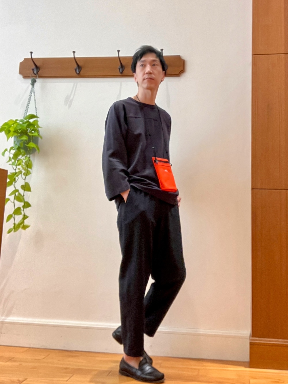 ブラック系のTシャツ/カットソー、イエロー系のショルダーバッグ、ブルー系のその他パンツを着用したメンズの春コーディネートの2枚目の写真