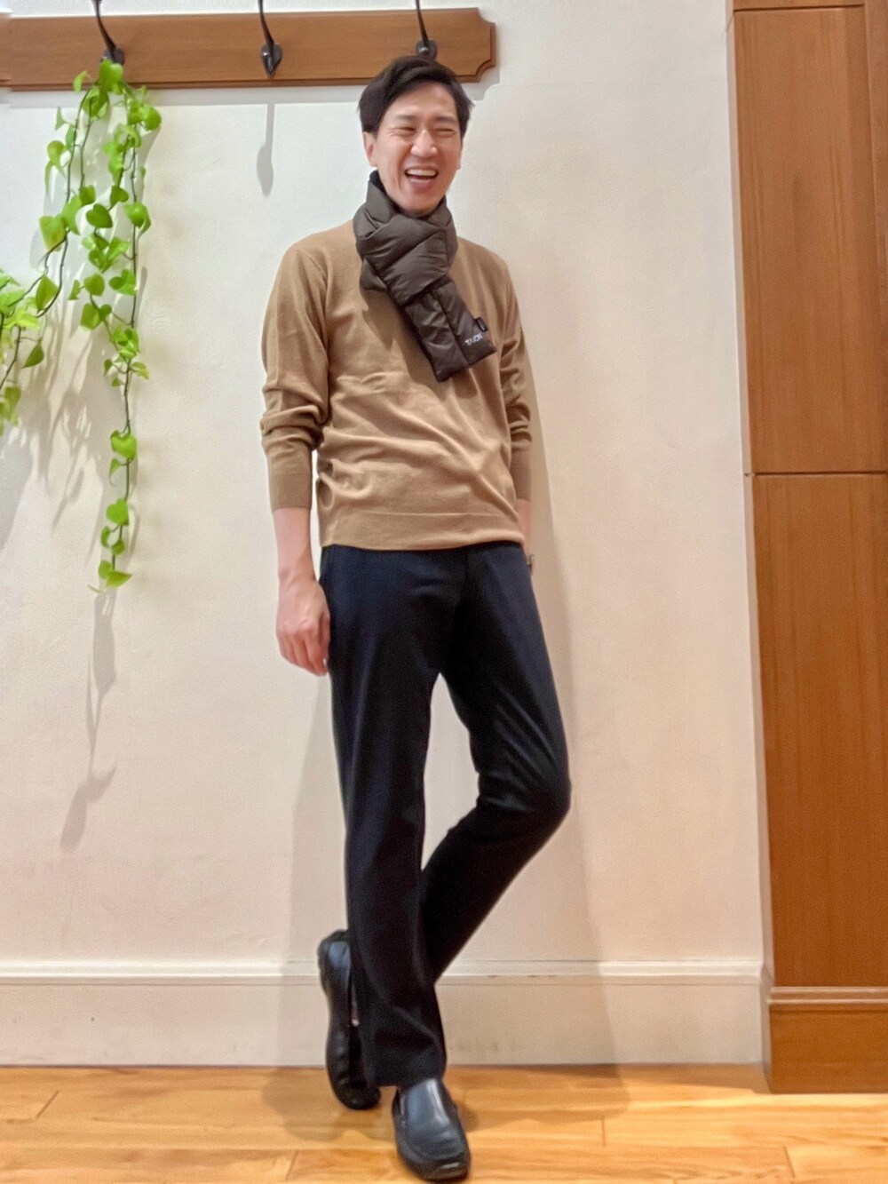 ベージュ系のニット/セーター、ブルー系のその他パンツ、ブラウン系のマフラーを着用したメンズの冬コーディネートの6枚目の写真