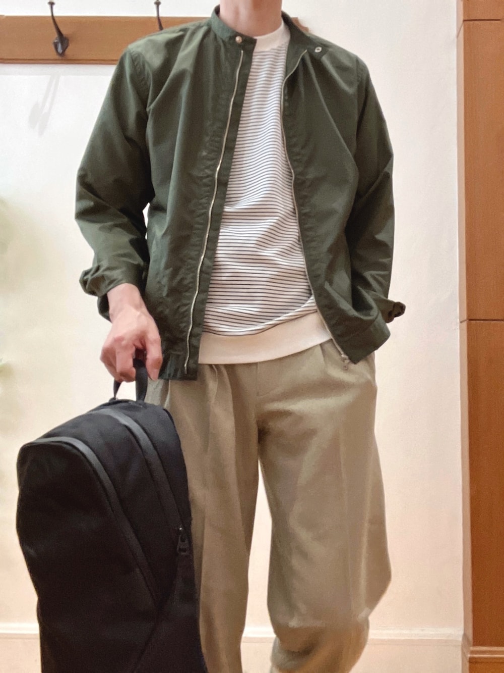 グリーン系のシャツ/ブラウス、ホワイト系のTシャツ/カットソー、ブラック系のその他パンツを着用したメンズの春コーディネートの8枚目の写真