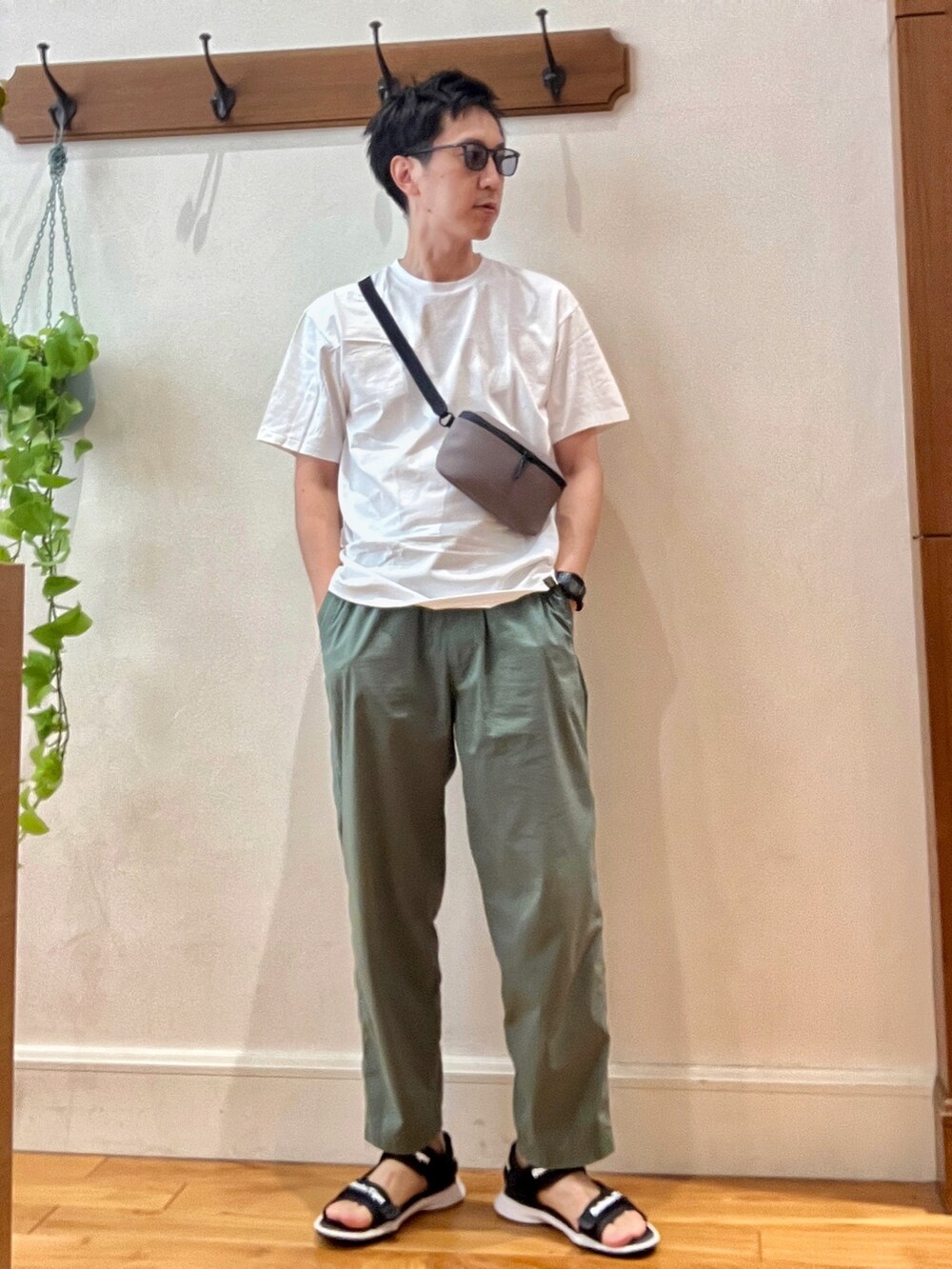 パープル系のショルダーバッグ、ホワイト系のTシャツ/カットソー、ブラック系のサングラスを着用したメンズの夏コーディネートの2枚目の写真