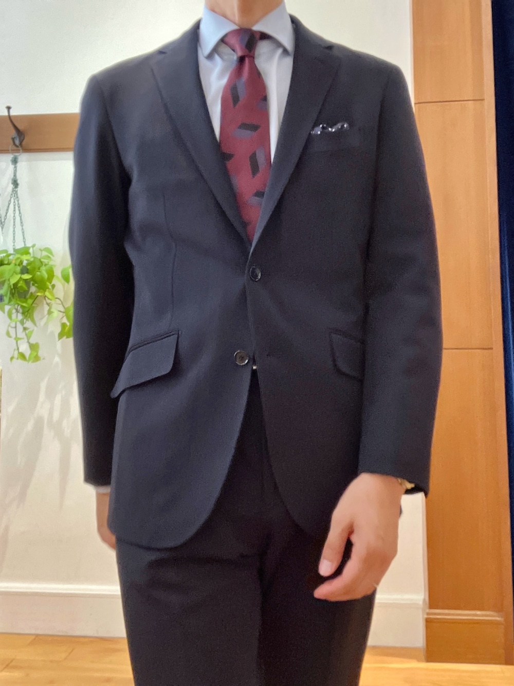 ブルー系のテーラードジャケット、ブルー系のその他パンツ、ブルー系のビジネスシャツを着用したメンズの秋コーディネートの9枚目の写真