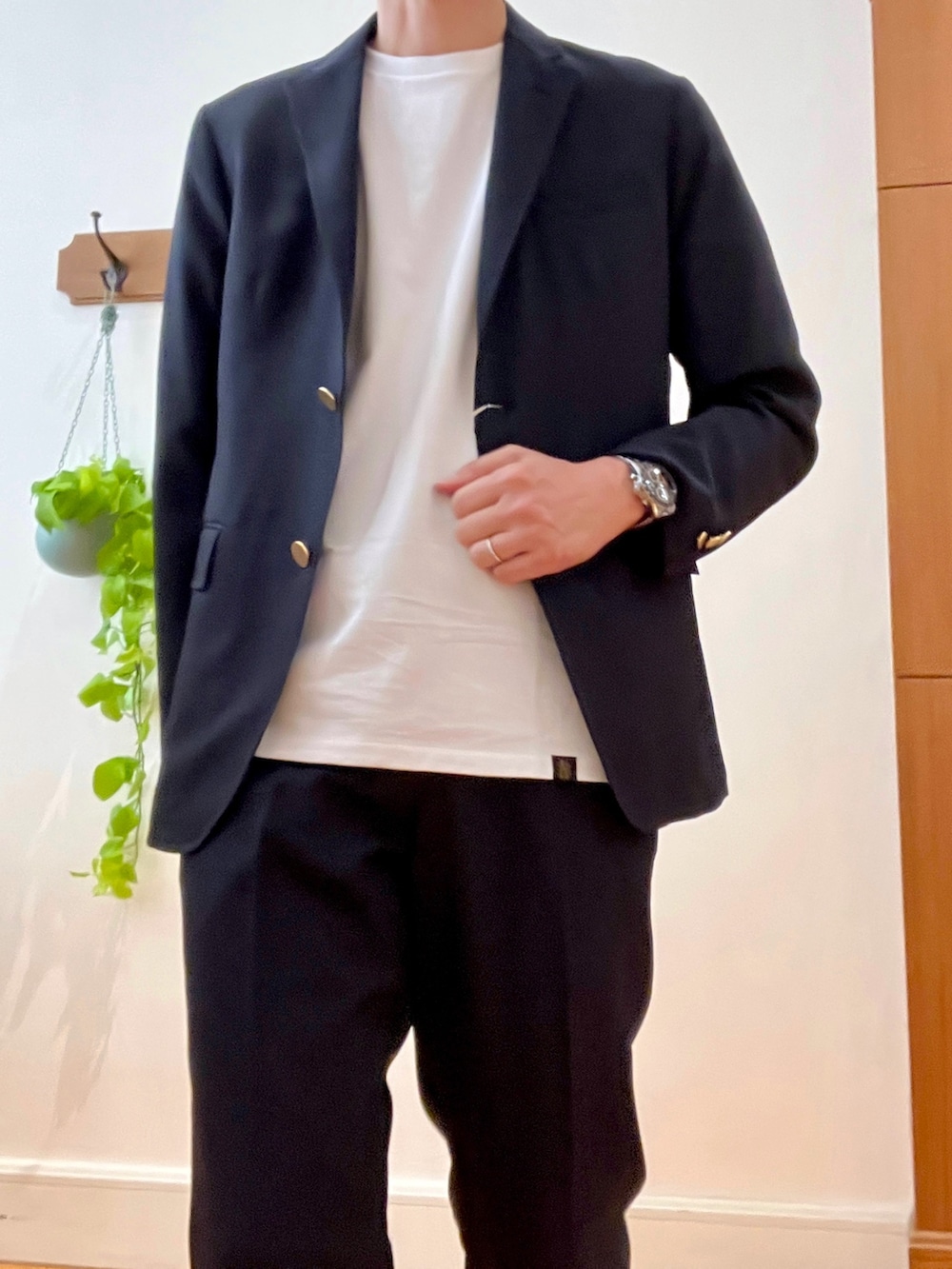 ブルー系のテーラードジャケット、ブルー系のその他パンツ、ホワイト系のTシャツ/カットソーを着用したメンズの春コーディネートの8枚目の写真