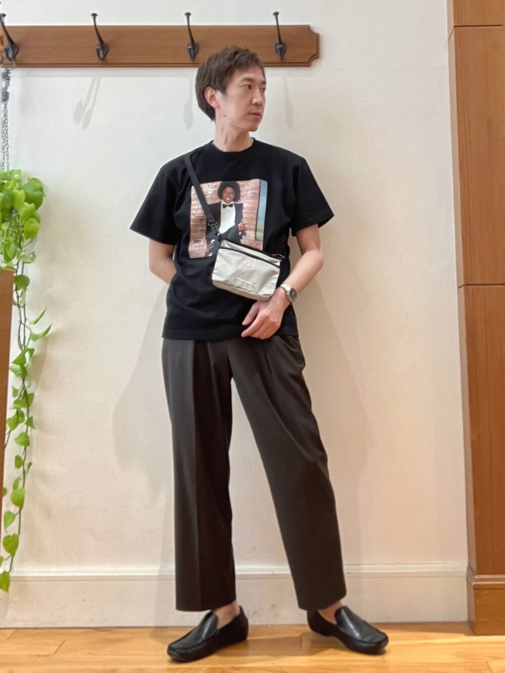 ブラック系のTシャツ/カットソー、ベージュ系のショルダーバッグを着用したメンズの春コーディネートの6枚目の写真