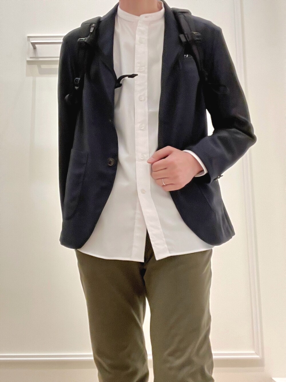 ホワイト系のシャツ/ブラウス、ブルー系のテーラードジャケット、ブラック系のバックパック/リュックを着用したメンズの冬コーディネートの8枚目の写真