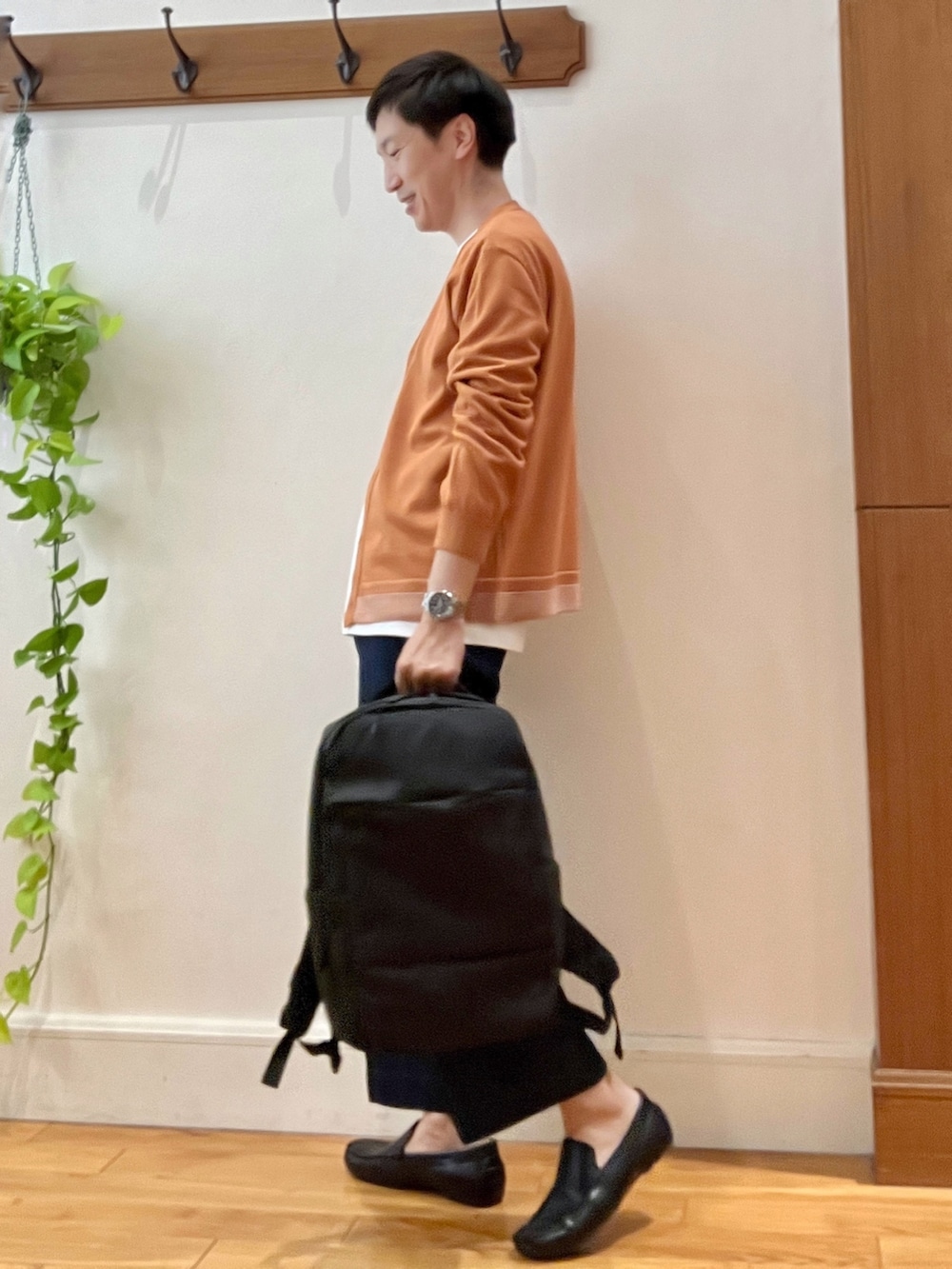 「きれいめカジュアル、デニム、ローファー、バックパック、INCASE、NOLLEY'S、ノーリーズ、オトナカジュアル、休日スタイル、秋のコーデ、秋服準備はじめました、カーディガン、シンプルスタイル、シンプルコーデ」｜「NOLLEY'S goodmanのロンT付き プレーティングレイヤード カーディガン（カーディガン/ボレロ、イエロー系）」を使った、Tatsuo.YMさん（メンズ・182cm）の秋コーディネートの3枚目の写真