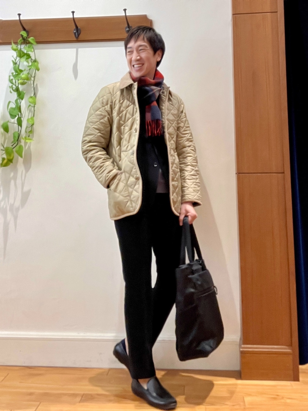 ブラック系のトートバッグ、ブラック系のその他パンツ、ホワイト系のTシャツ/カットソーを着用したメンズの秋コーディネートの7枚目の写真