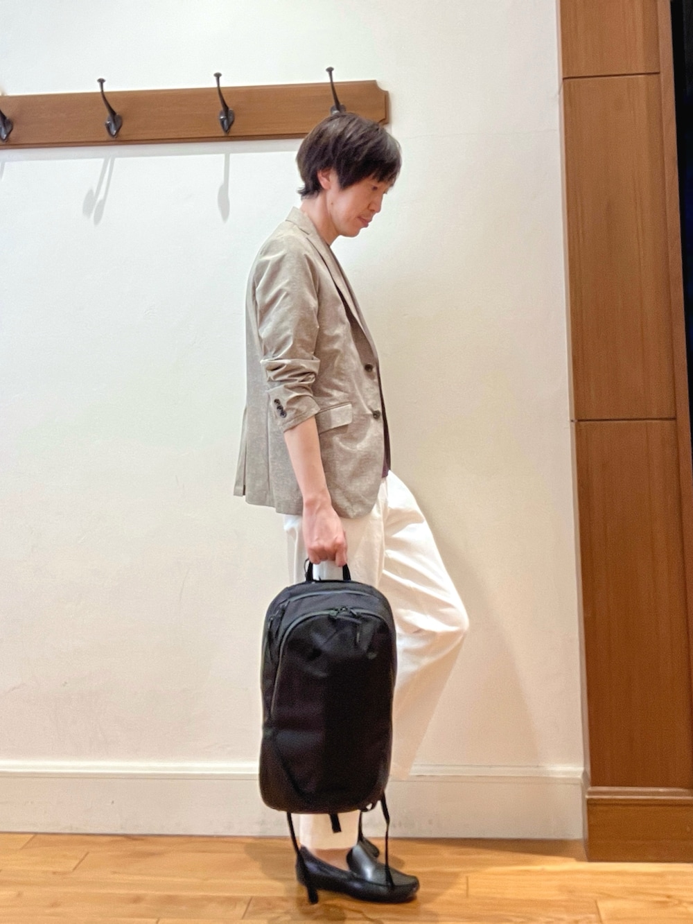 ベージュ系のテーラードジャケット、ブラウン系のTシャツ/カットソー、ホワイト系のデニムパンツを着用したメンズの春コーディネートの8枚目の写真