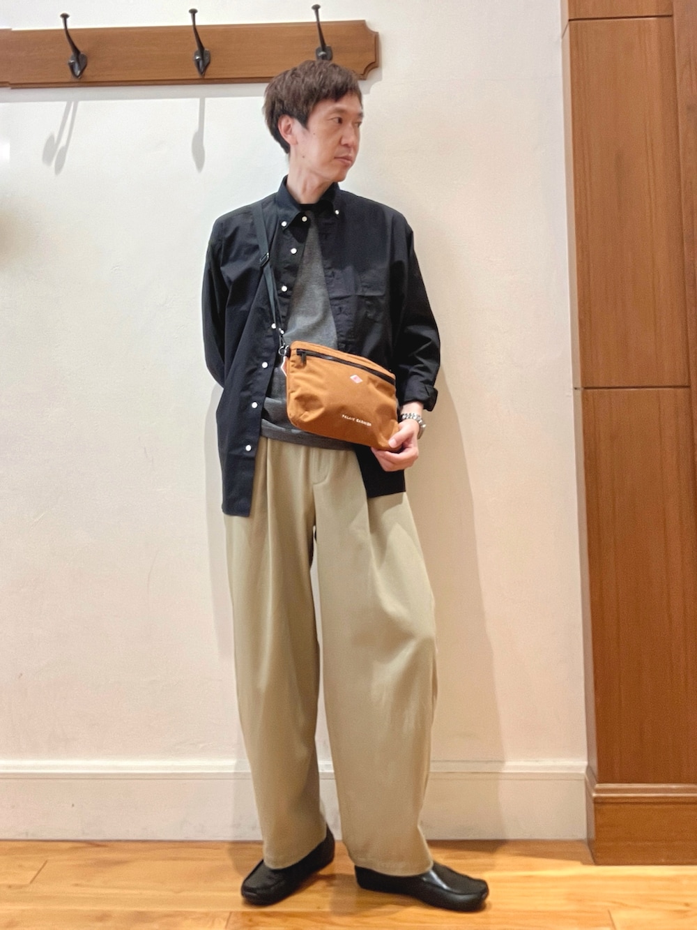 ブラック系のシャツ/ブラウス、ブラック系のTシャツ/カットソー、オレンジ系のショルダーバッグを着用したメンズの夏コーディネートの6枚目の写真