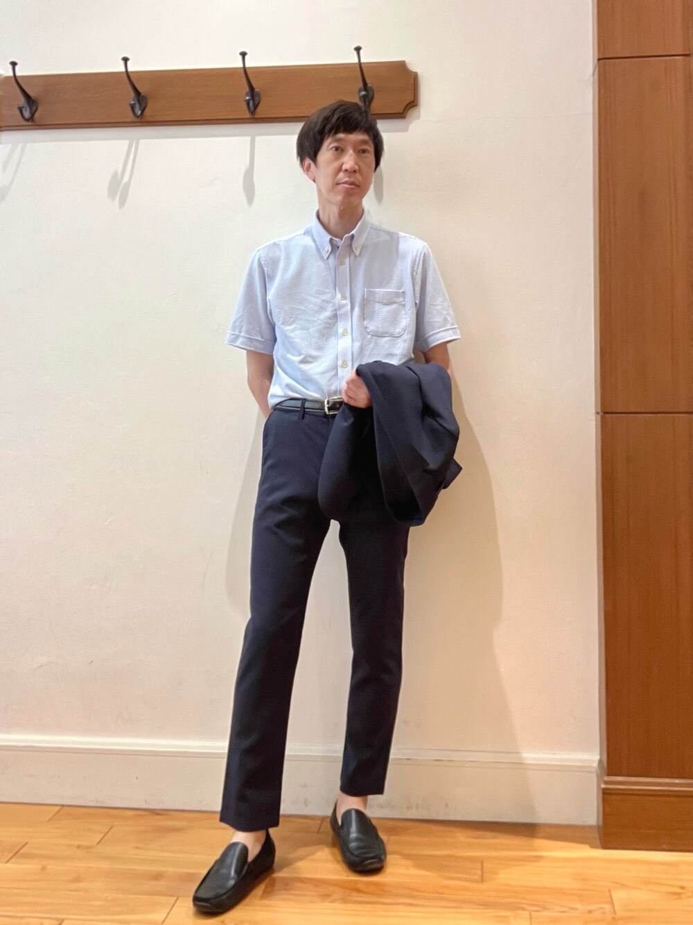ブルー系のテーラードジャケット、ブルー系のその他パンツ、ブラック系のバックパック/リュックを着用したメンズの春コーディネートの9枚目の写真