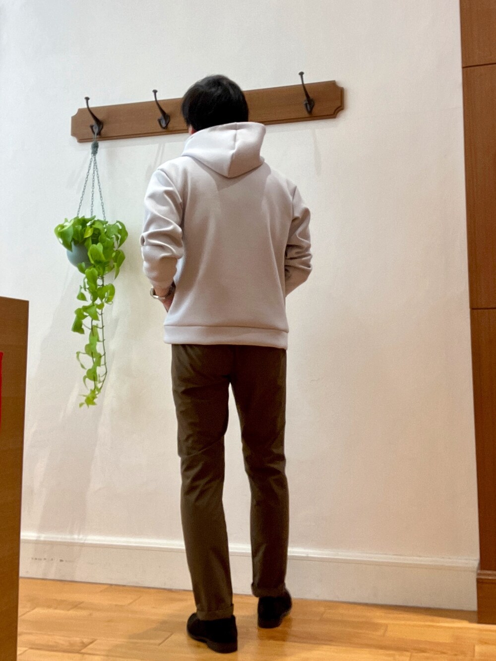 ベージュ系のパーカー、イエロー系のショルダーバッグ、ブラウン系のその他パンツを着用したメンズの冬コーディネートの6枚目の写真