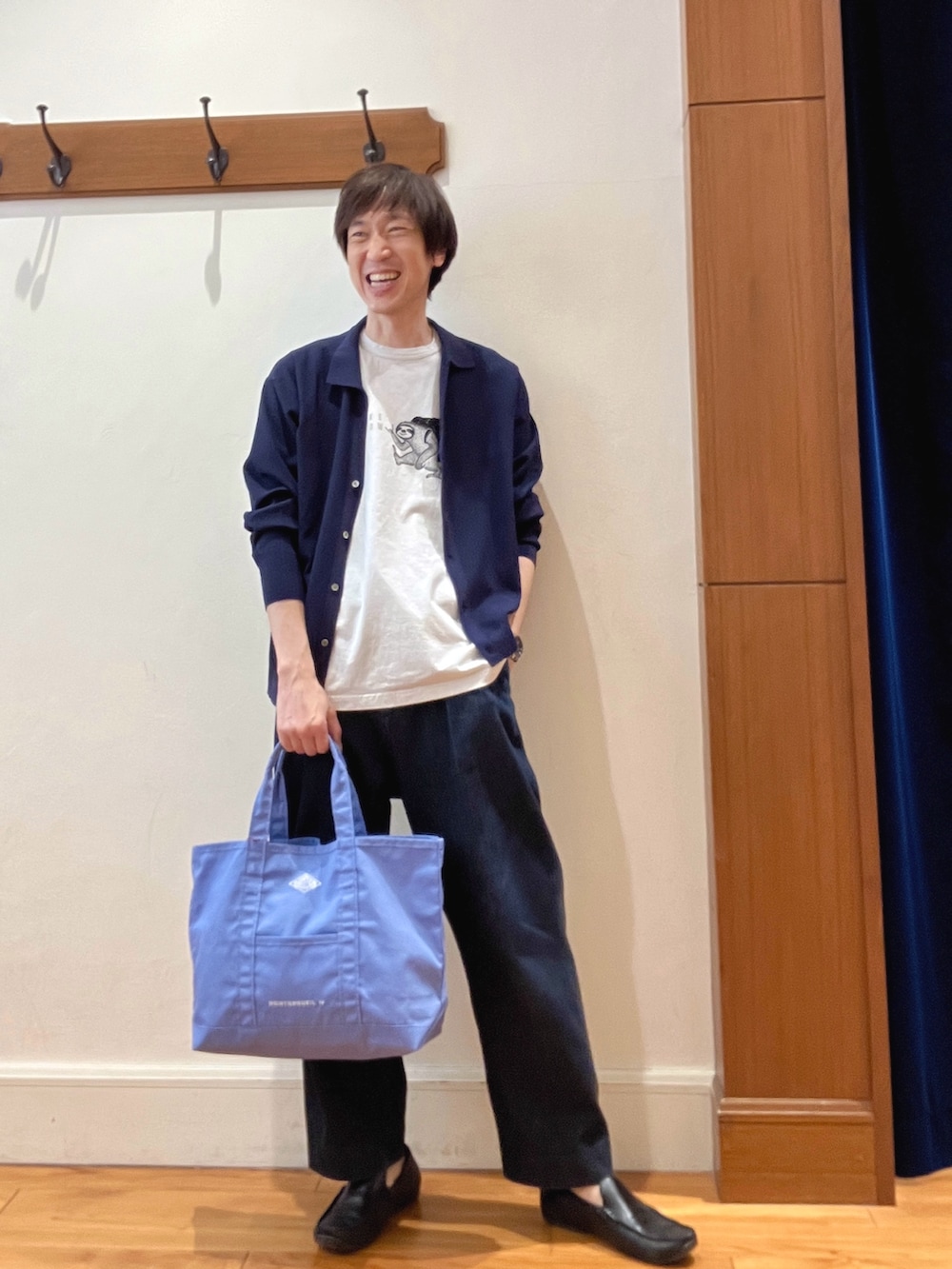 ブルー系のカーディガン/ボレロ、グレー系のTシャツ/カットソー、ブルー系のデニムパンツを着用したメンズの春コーディネートの2枚目の写真