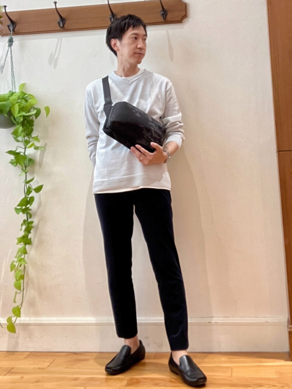 ブルー系のその他パンツ、ブラック系のショルダーバッグ、グレー系のニット/セーターを着用したメンズの秋コーディネートの2枚目の写真