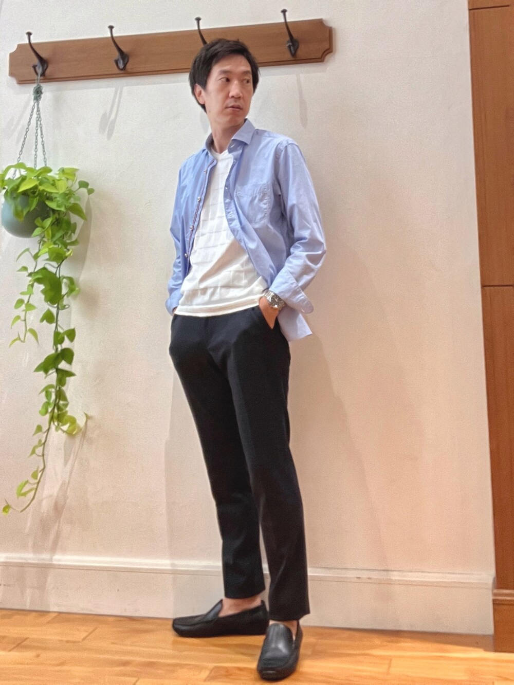 グリーン系のショルダーバッグ、ホワイト系のTシャツ/カットソー、ブルー系のその他パンツを着用したメンズの秋コーディネートの2枚目の写真