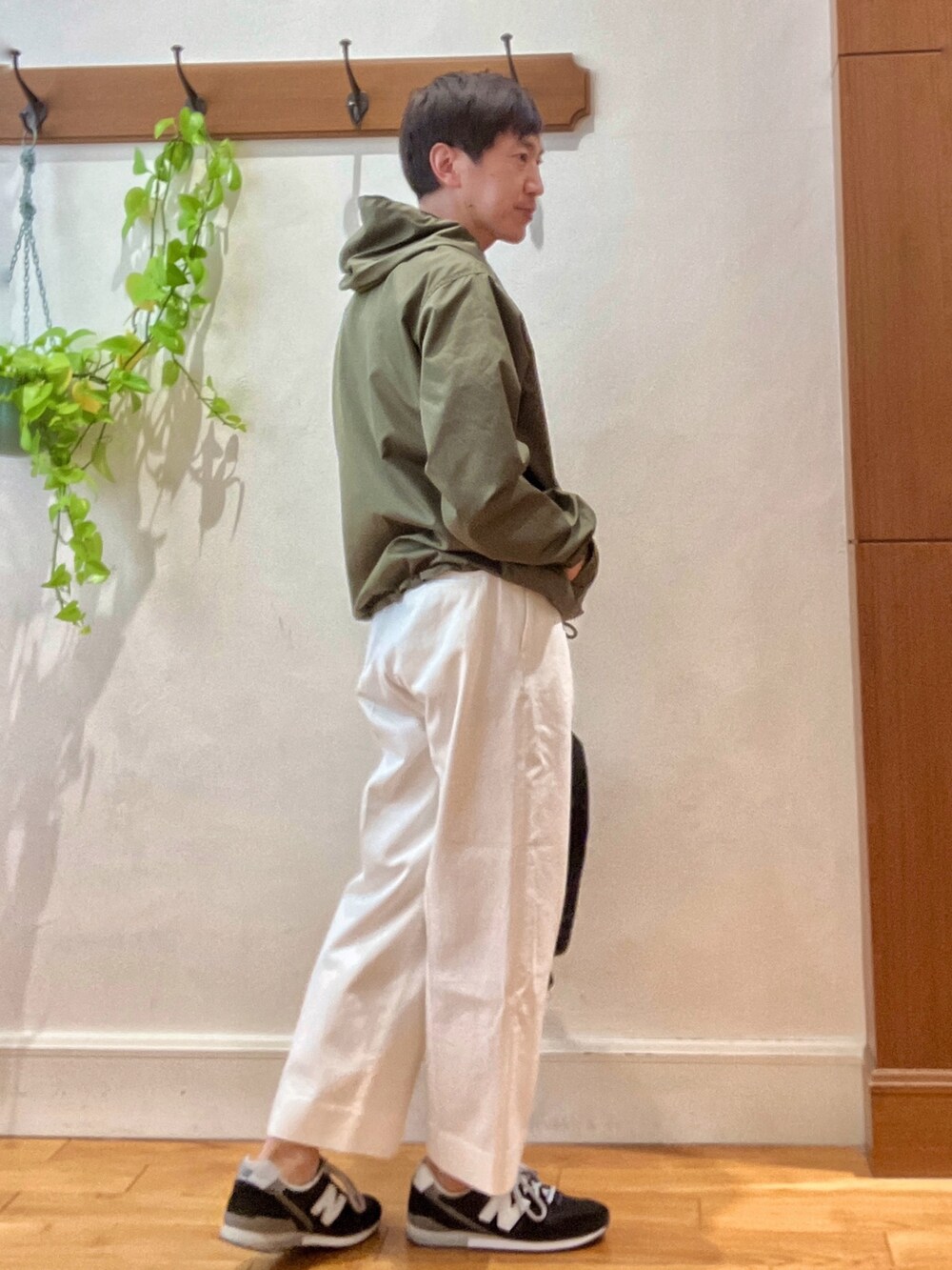 ホワイト系のデニムパンツ、ブラック系のバックパック/リュック、グリーン系のブルゾンを着用したメンズの冬コーディネートの4枚目の写真