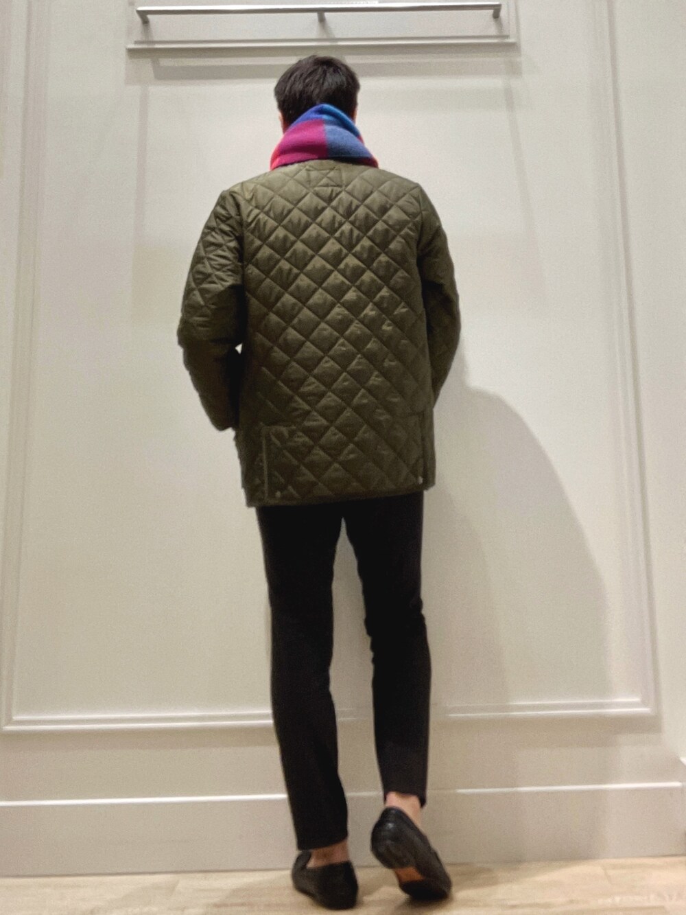 ブラック系のシャツ/ブラウス、グリーン系のブルゾン、その他のマフラーを着用したメンズの秋コーディネートの6枚目の写真