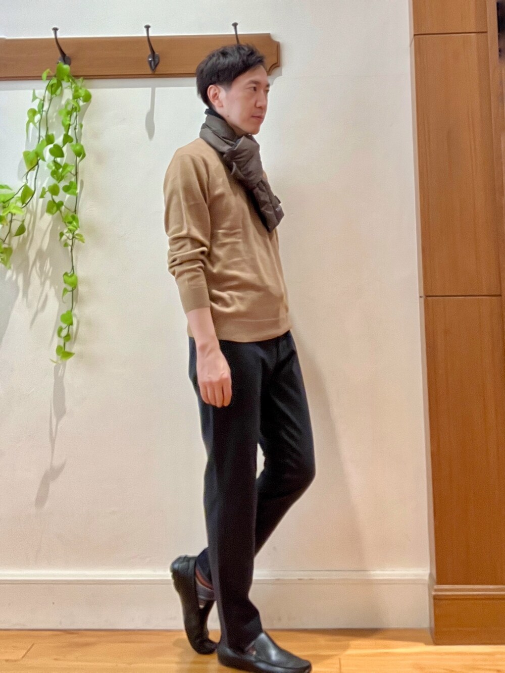 ベージュ系のニット/セーター、ブルー系のその他パンツ、ブラウン系のマフラーを着用したメンズの冬コーディネートの5枚目の写真