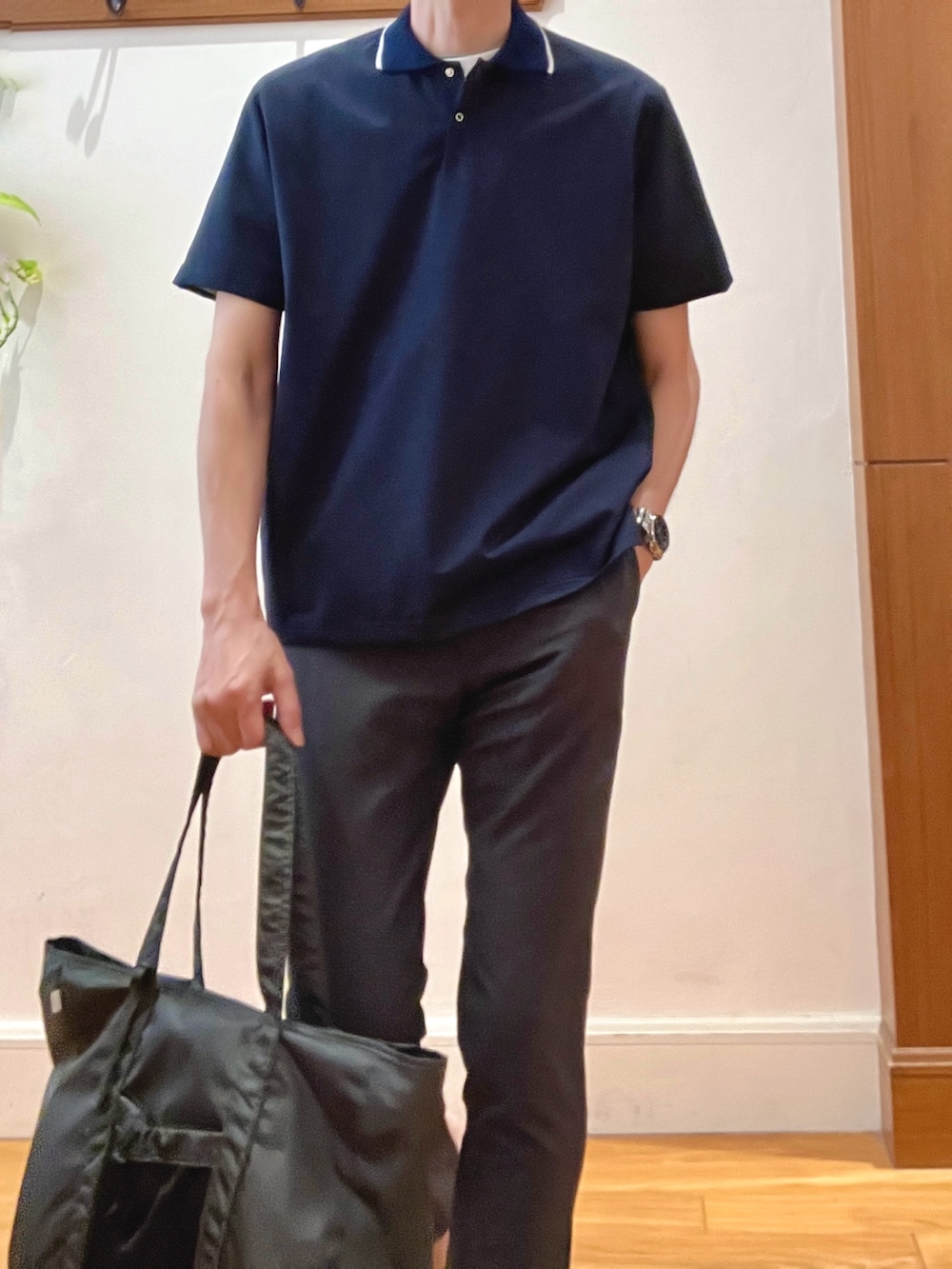 グレー系のトートバッグ、グレー系のその他パンツ、ブラック系のサンダルを着用したメンズの夏コーディネートの9枚目の写真