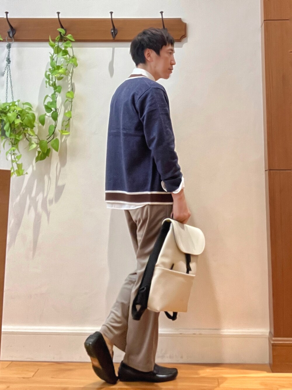 ホワイト系のシャツ/ブラウス、ブルー系のカーディガン/ボレロ、ベージュ系のその他パンツを着用したメンズの秋コーディネートの6枚目の写真