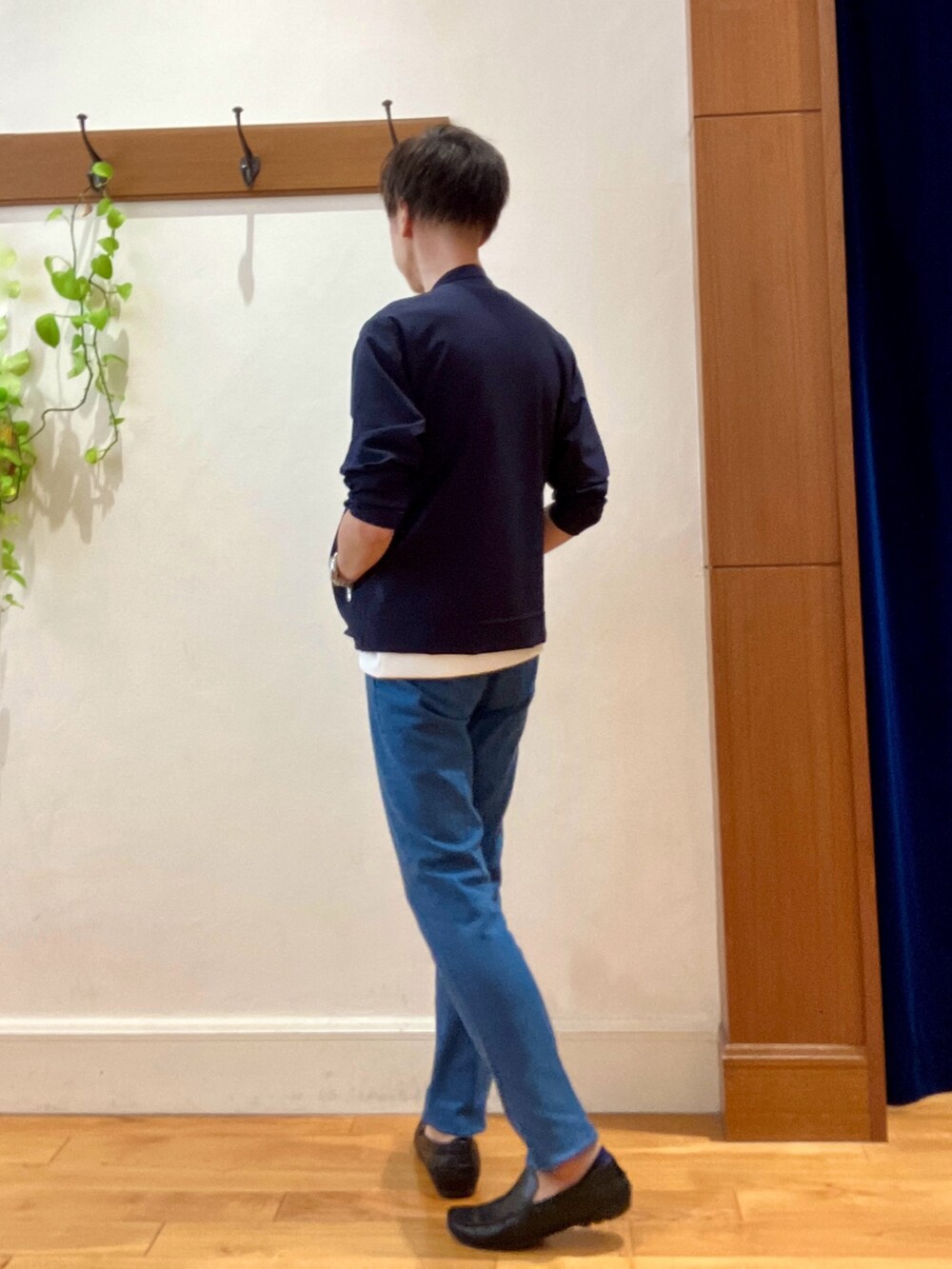 ブルー系のデニムパンツ、ベージュ系のトートバッグ、ホワイト系のTシャツ/カットソーを着用したメンズの秋コーディネートの5枚目の写真