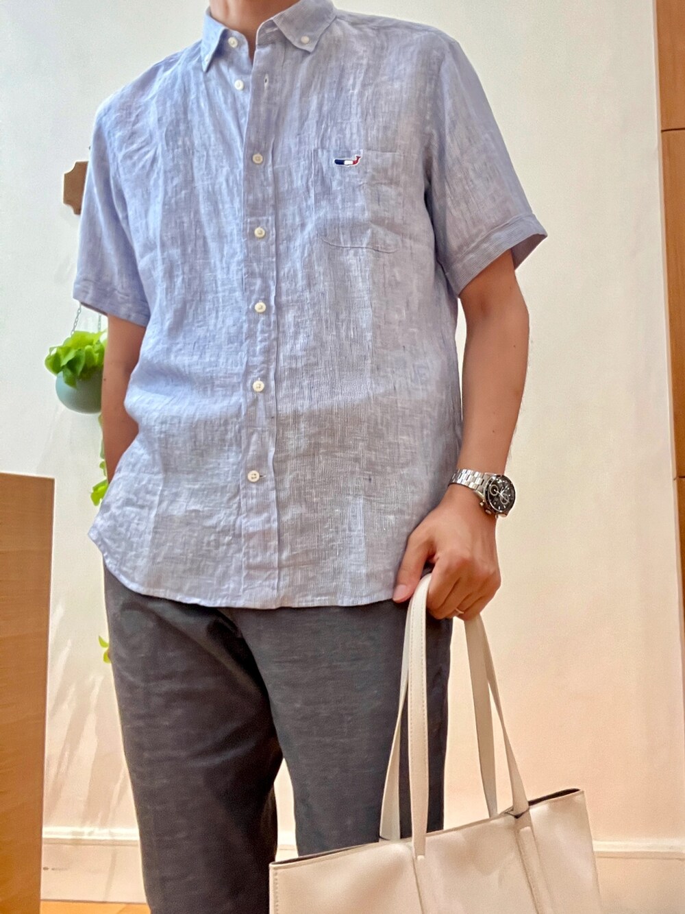 ブルー系のシャツ/ブラウス、ホワイト系のトートバッグ、ブルー系のその他パンツを着用したメンズの夏コーディネートの7枚目の写真