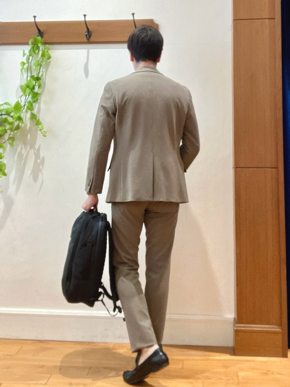 ブラウン系のその他パンツ、ブラウン系のテーラードジャケット、ブルー系のニット/セーターを着用したメンズの冬コーディネートの4枚目の写真