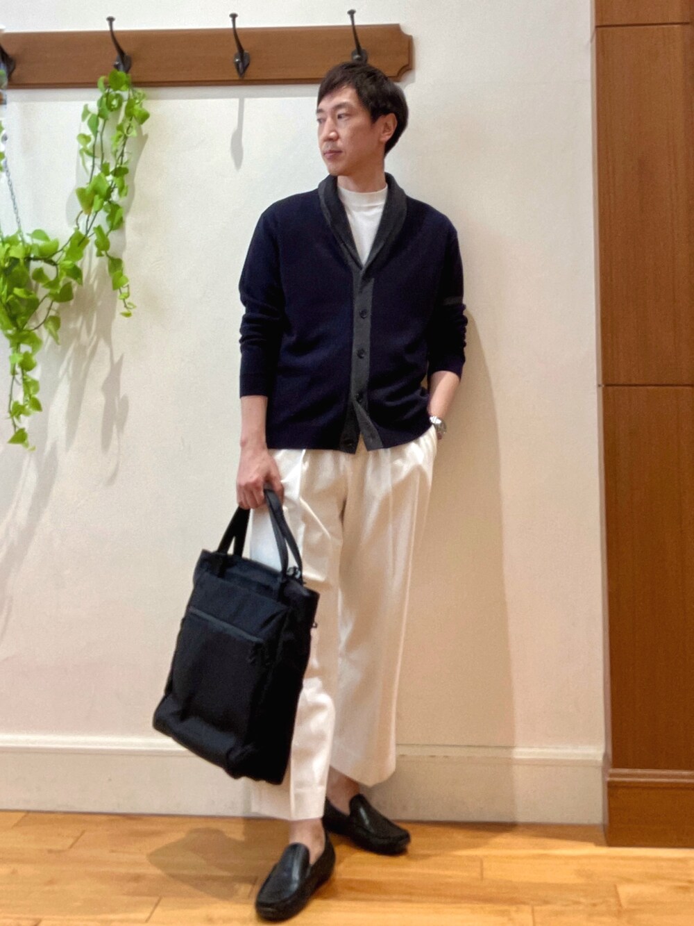 ブルー系のカーディガン/ボレロ、ホワイト系のTシャツ/カットソー、ホワイト系のデニムパンツを着用したメンズの冬コーディネートの7枚目の写真