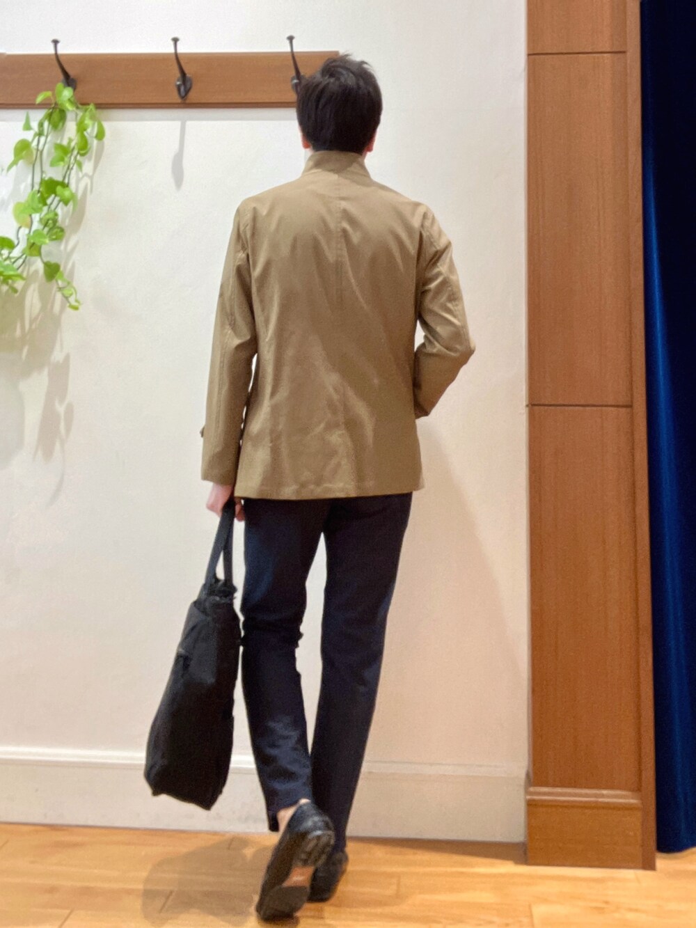 ベージュ系のブルゾン、ブルー系のテーラードジャケット、グレー系のTシャツ/カットソーを着用したメンズの春コーディネートの5枚目の写真