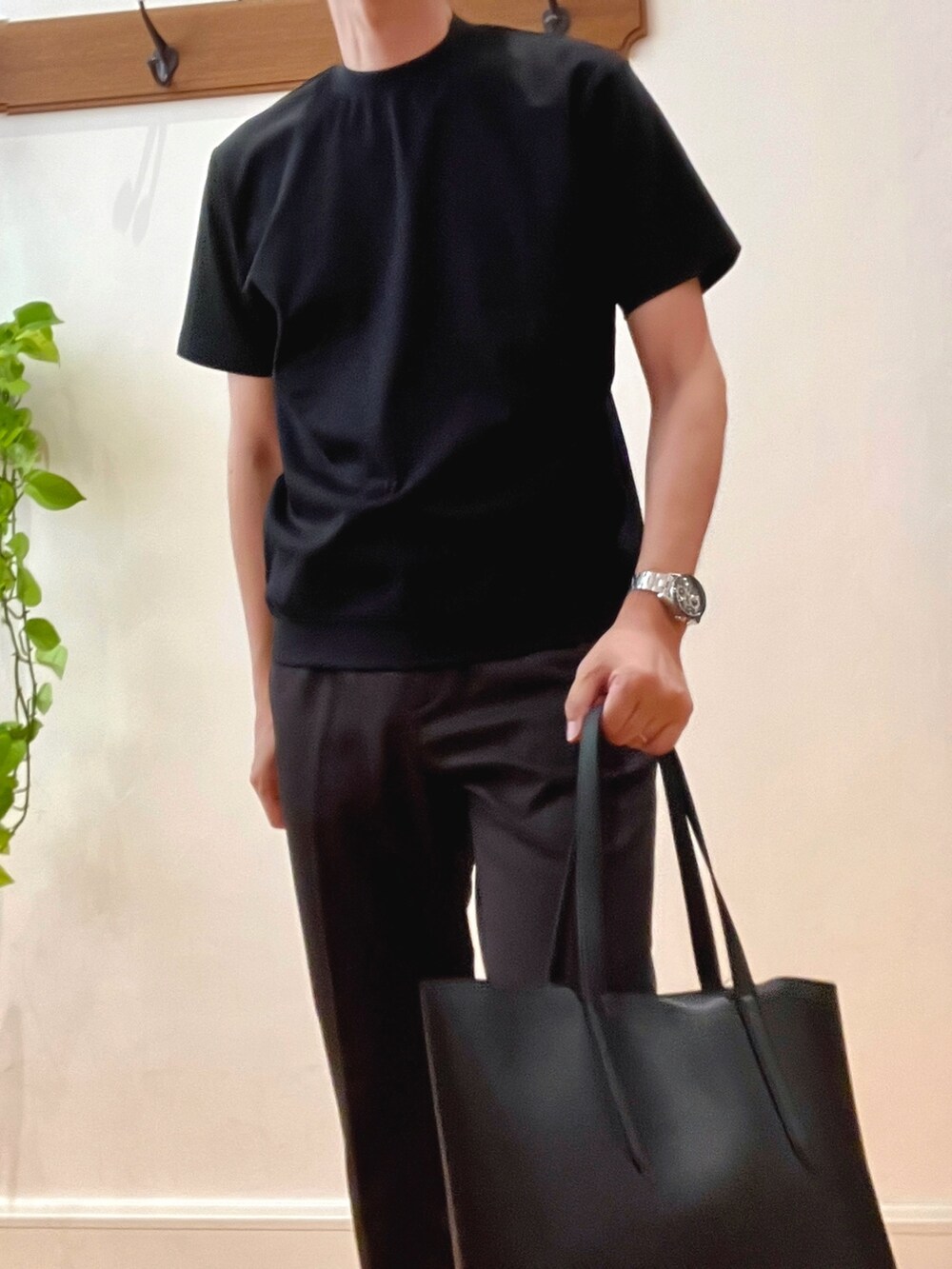 ブラウン系のその他パンツ、ブラック系のTシャツ/カットソー、ブラック系のトートバッグを着用したメンズの夏コーディネートの7枚目の写真
