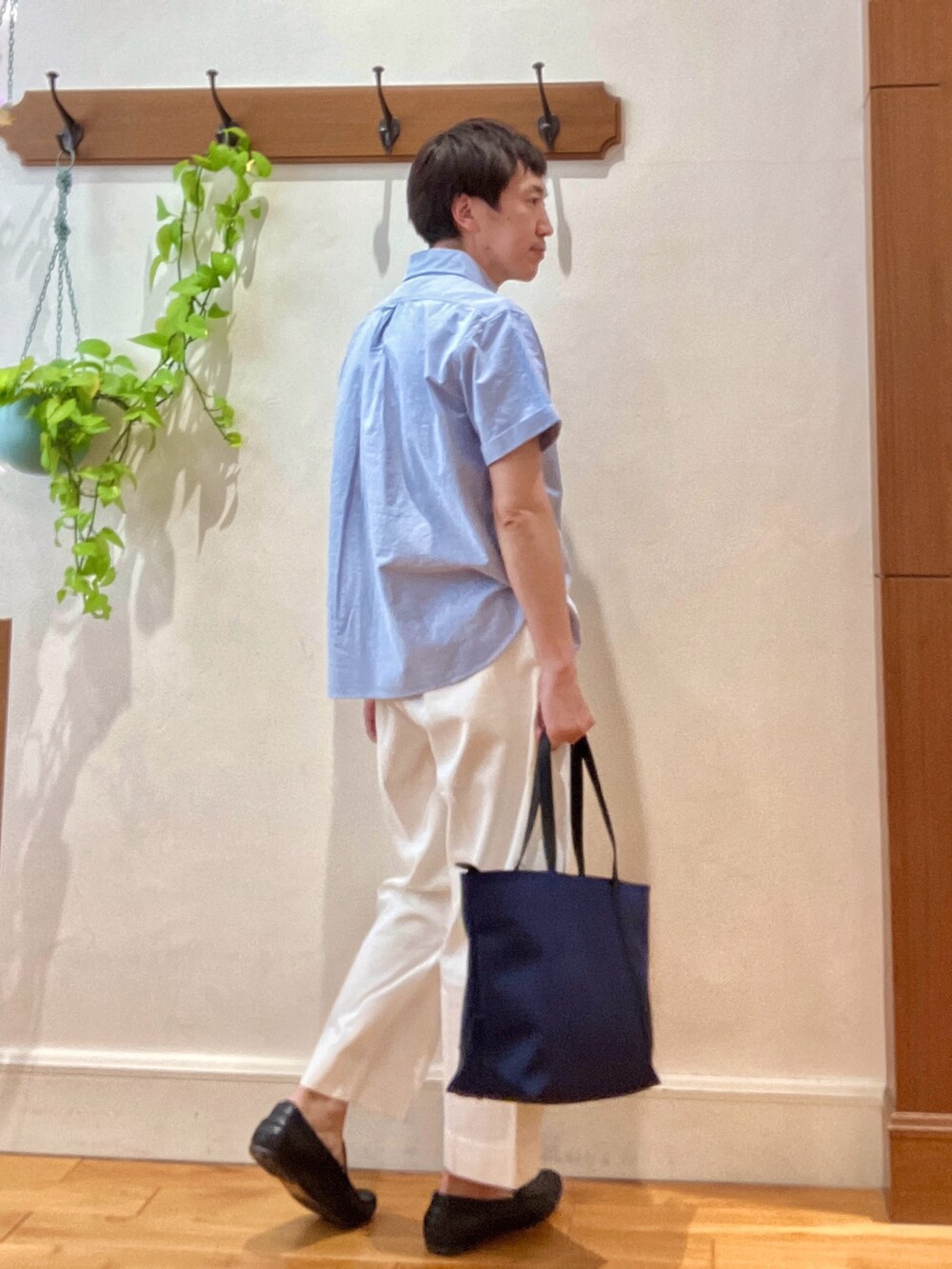 ブルー系のシャツ/ブラウス、ホワイト系のデニムパンツ、ブルー系のトートバッグを着用したメンズの春コーディネートの4枚目の写真