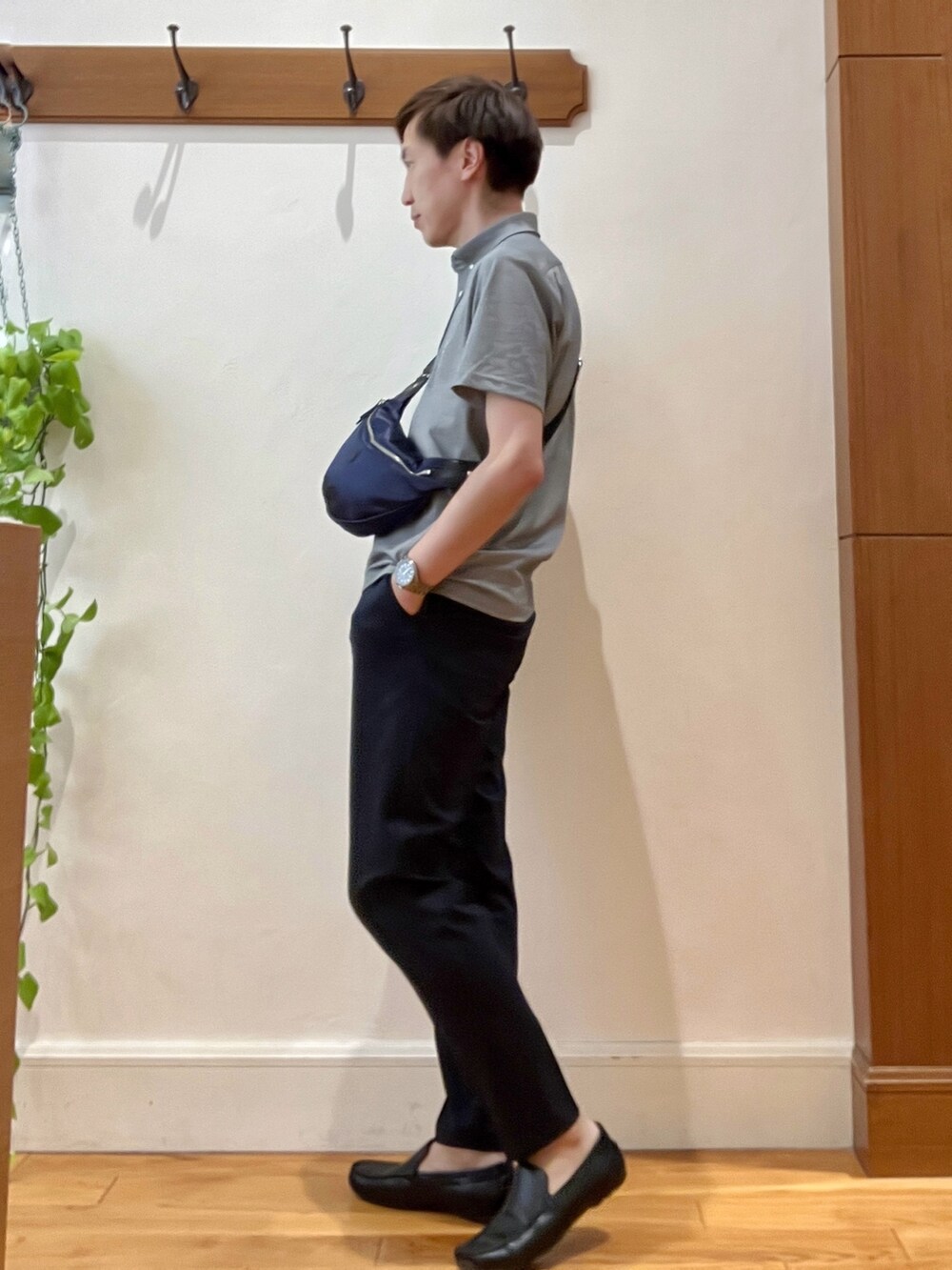 グレー系のポロシャツ、ブルー系のその他パンツ、ブルー系のショルダーバッグを着用したメンズの夏コーディネートの3枚目の写真