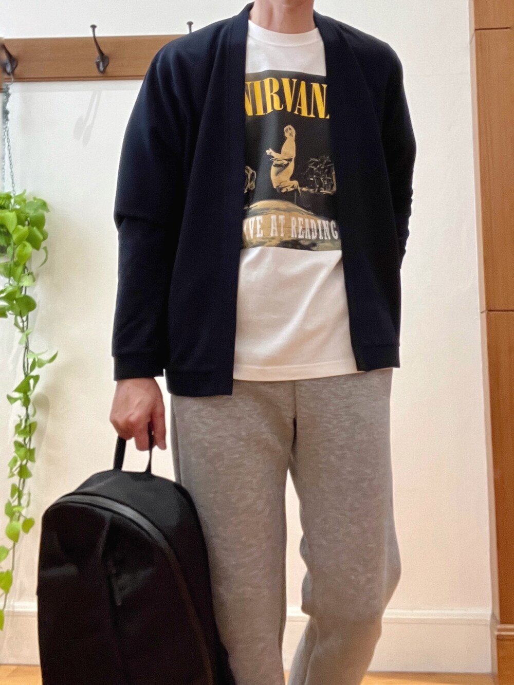 ホワイト系のTシャツ/カットソー、グレー系のその他パンツ、ブラック系のバックパック/リュックを着用したメンズの春コーディネートの7枚目の写真