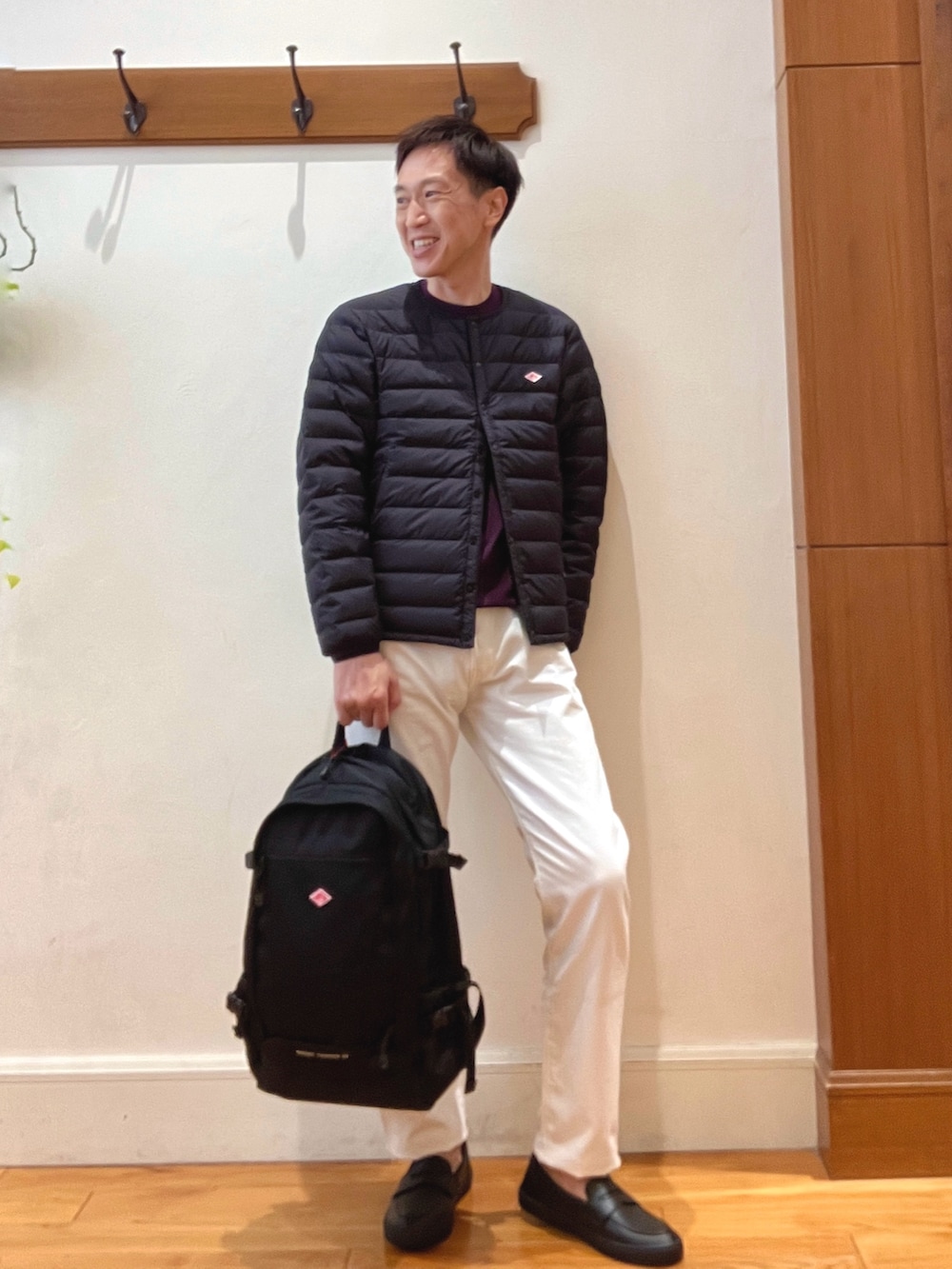 ブラック系のダウンジャケット/コート、パープル系のTシャツ/カットソー、ブラック系のショルダーバッグを着用したメンズの秋コーディネートの8枚目の写真