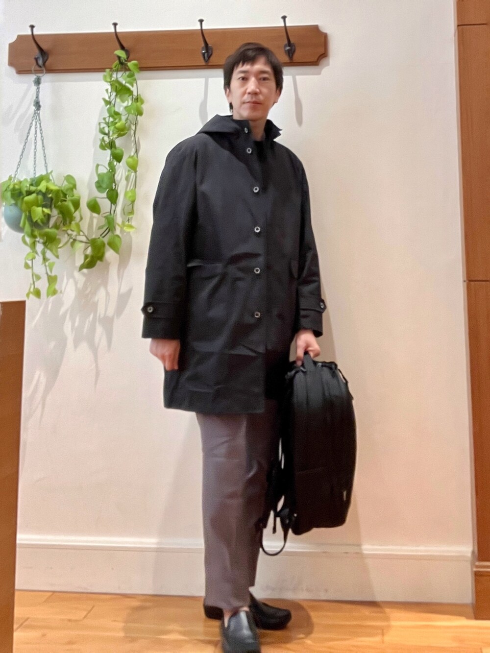 グレー系のその他パンツ、ブラック系のその他アウター、グレー系のテーラードジャケットを着用したメンズの秋コーディネートの7枚目の写真