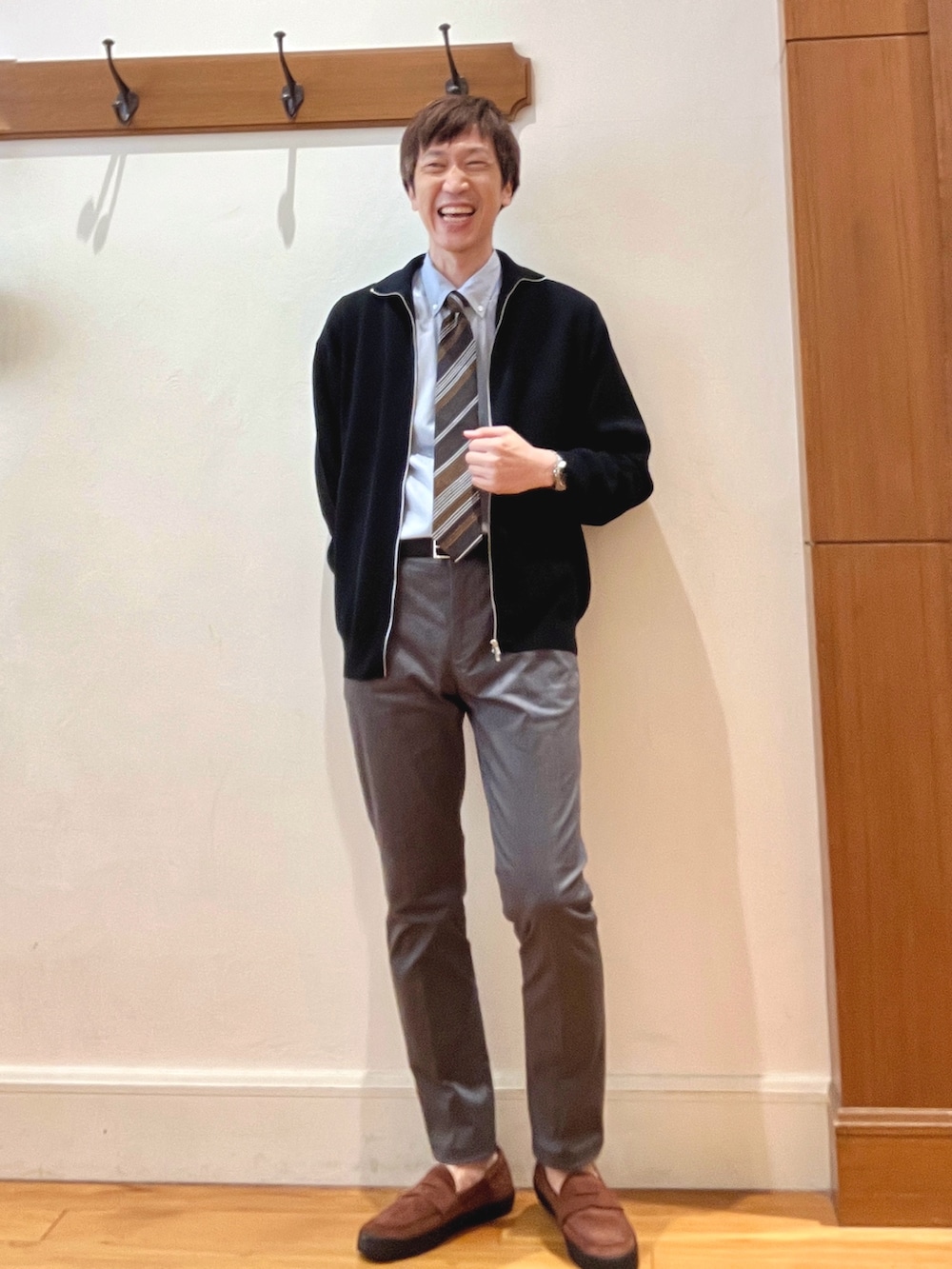 ブラウン系のスニーカー、グレー系のチノパンツ、ブルー系のシャツ/ブラウスを着用したメンズの秋コーディネートの8枚目の写真