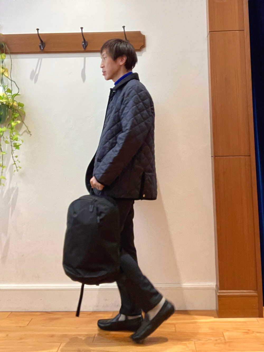 グレー系のその他パンツ、ブラック系のバックパック/リュック、グレー系のブルゾンを着用したメンズの秋コーディネートの3枚目の写真