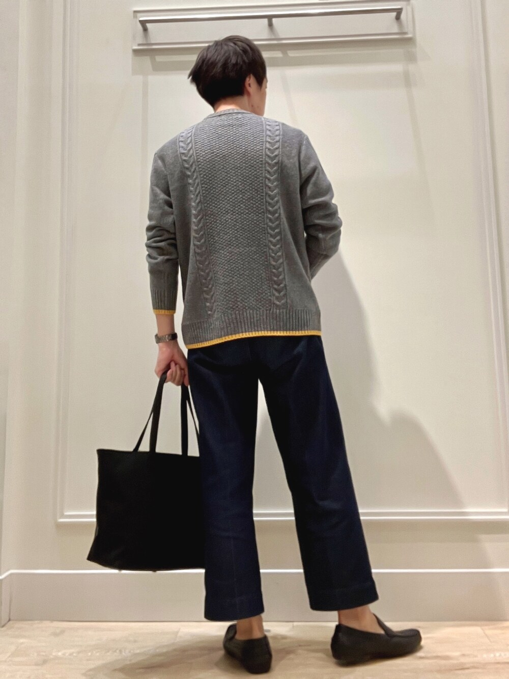 グレー系のニット/セーター、グレー系のトートバッグを着用したメンズの秋コーディネートの4枚目の写真