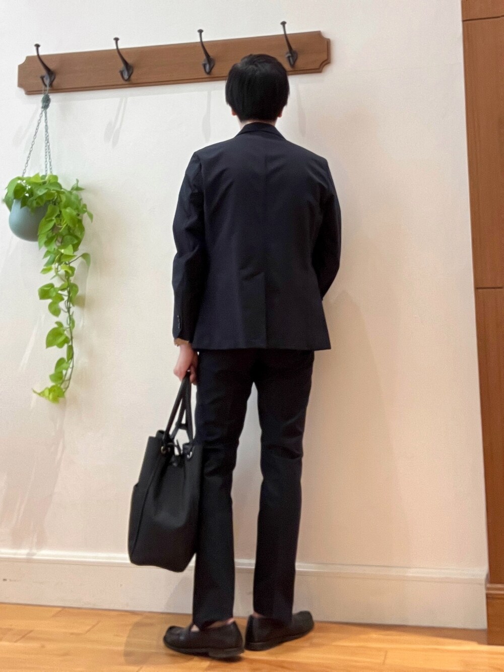 ブルー系のテーラードジャケット、ブルー系のその他パンツ、ブラック系のトートバッグを着用したメンズの春コーディネートの5枚目の写真