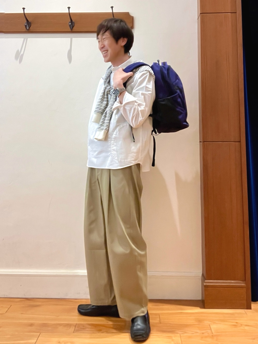 ホワイト系のシャツ/ブラウス、ホワイト系のTシャツ/カットソー、ブルー系のバックパック/リュックを着用したメンズの春コーディネートの2枚目の写真