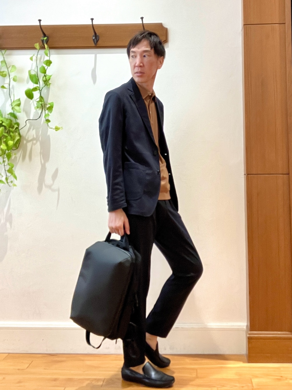 ブラック系のテーラードジャケット、ブラック系のその他パンツ、ブラック系のバックパック/リュックを着用したメンズの夏コーディネートの6枚目の写真