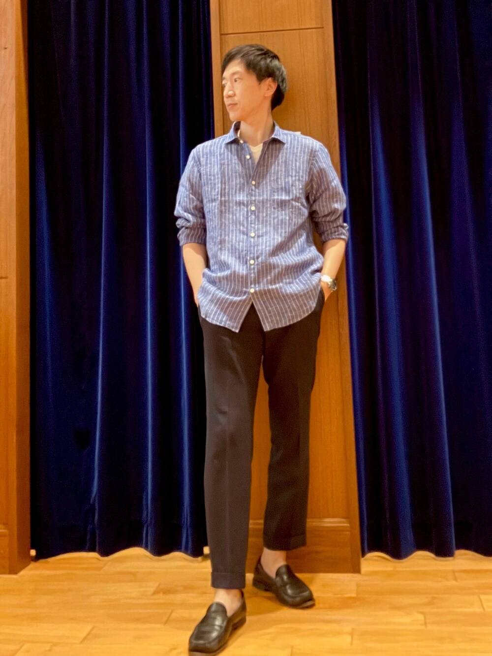 ブルー系のシャツ/ブラウス、ホワイト系のTシャツ/カットソー、グレー系のバックパック/リュックを着用したメンズの春コーディネートの5枚目の写真