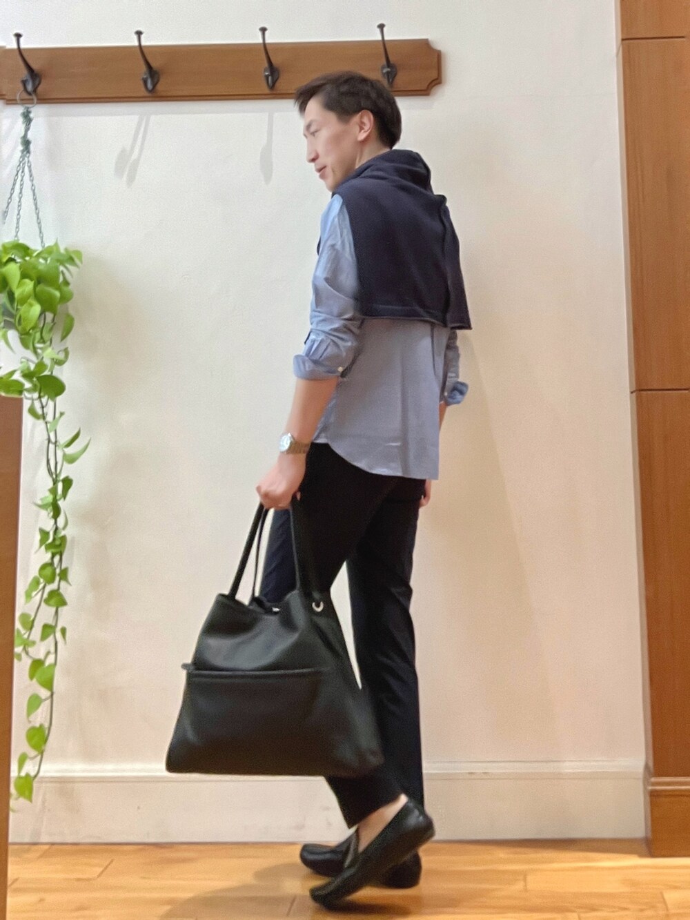 ブルー系のカーディガン/ボレロ、ブラック系のトートバッグ、ブルー系のシャツ/ブラウスを着用したメンズの春コーディネートの4枚目の写真