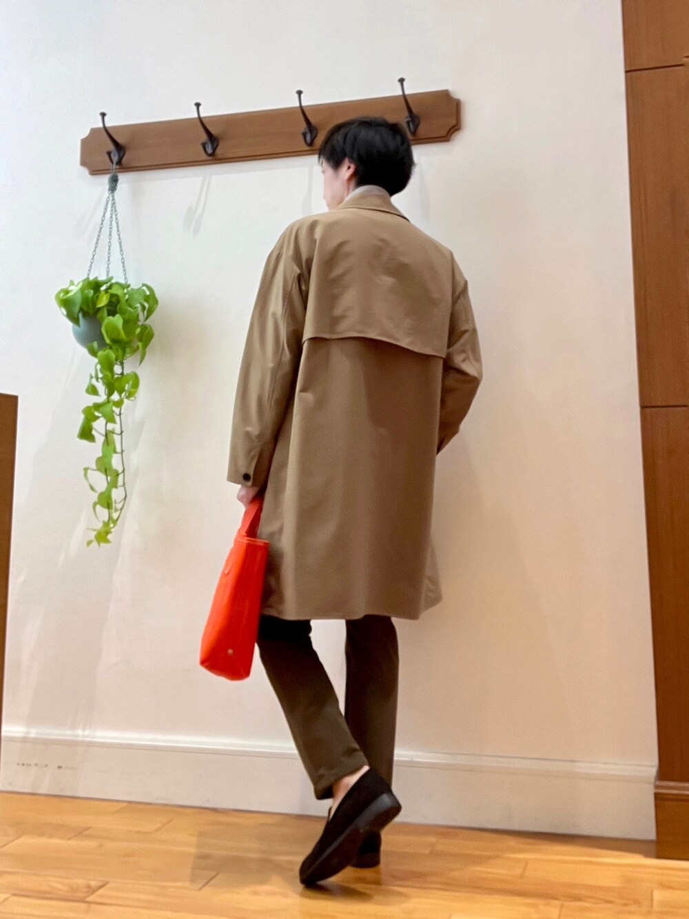 ベージュ系のステンカラーコート、ベージュ系のカーディガン/ボレロ、ブラウン系のその他パンツを着用したメンズの冬コーディネートの4枚目の写真