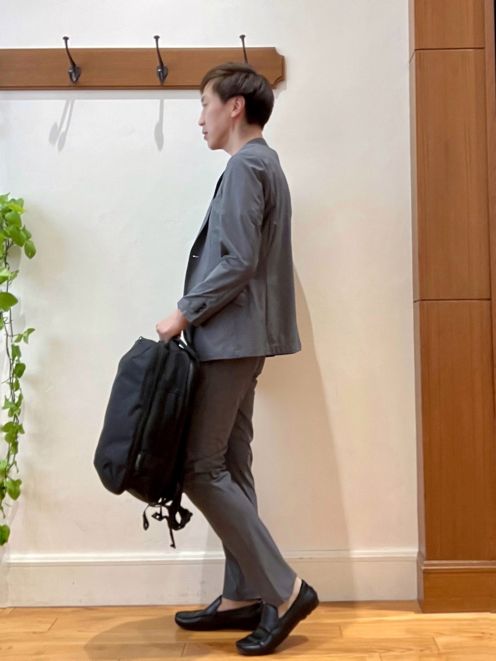 グレー系のテーラードジャケット、グレー系のTシャツ/カットソー、グレー系のその他パンツを着用したメンズの夏コーディネートの2枚目の写真