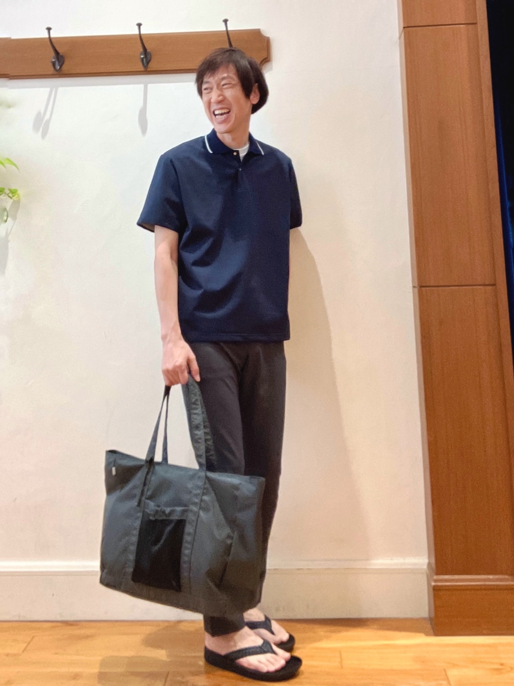 グレー系のトートバッグ、グレー系のその他パンツ、ブラック系のサンダルを着用したメンズの夏コーディネートの8枚目の写真