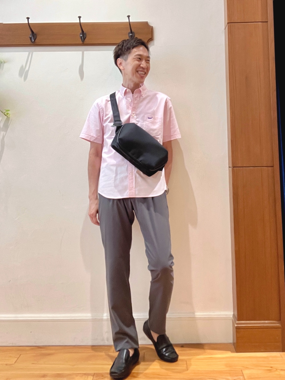 ピンク系のシャツ/ブラウス、ホワイト系のTシャツ/カットソー、ブラック系のショルダーバッグを着用したメンズの夏コーディネートの2枚目の写真