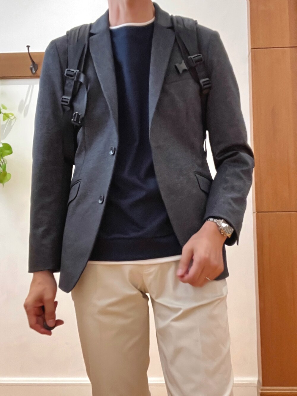 ホワイト系のチノパンツ、ブラック系のバックパック/リュック、ブルー系のテーラードジャケットを着用したメンズの秋コーディネートの9枚目の写真